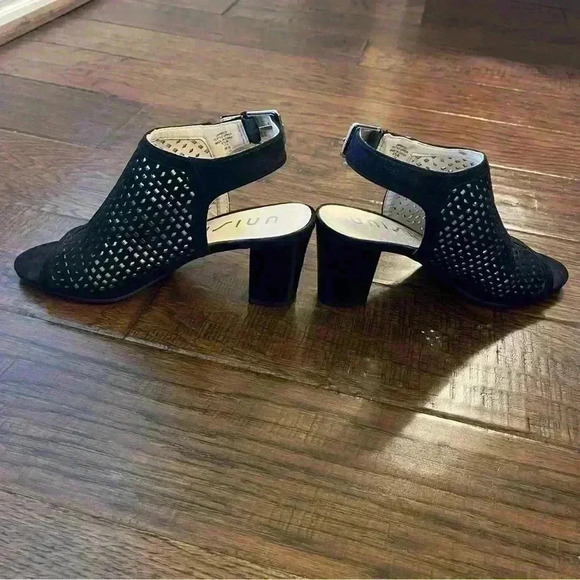 Unisa "Unpryce" open toe black size 6.5 faux perforated suede heels - Picture 5 of 11